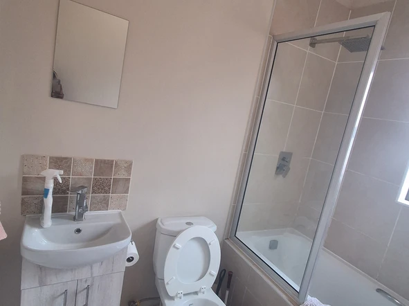 2 Bedroom Flat & Apartment