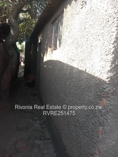 Glen View 4-Bed Brick Home with Courtyard & Side Passage