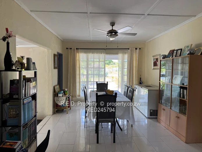 Family Home In The Heart of Burnside!