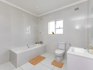 2 Bedroom Flat & Apartment