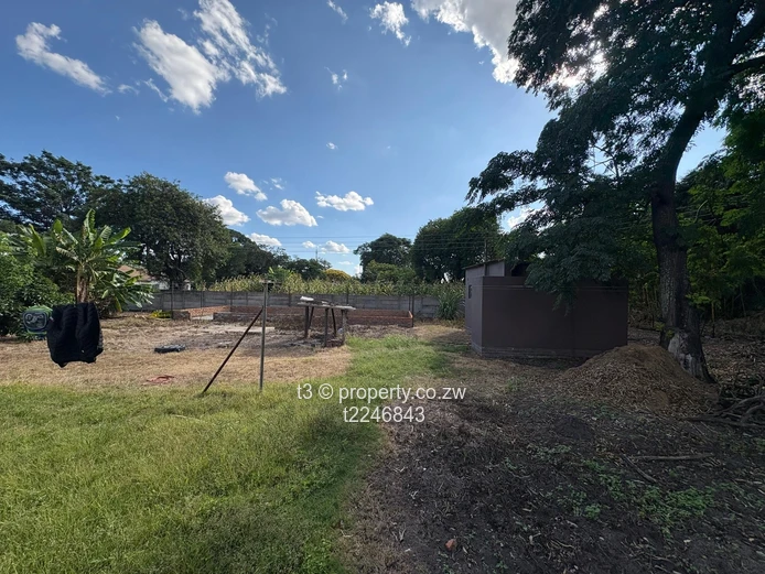Hatfield 3-Bed Home on 4,865m² — Borehole & Big Yard
