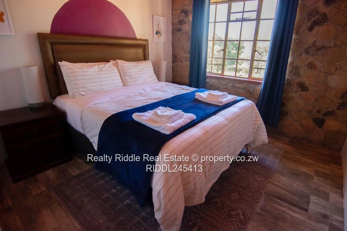 Nyanga Thatched Stone Lodge — Fireplace, AC & Wi-Fi