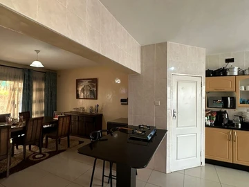 4 Bedroom Flat & Apartment