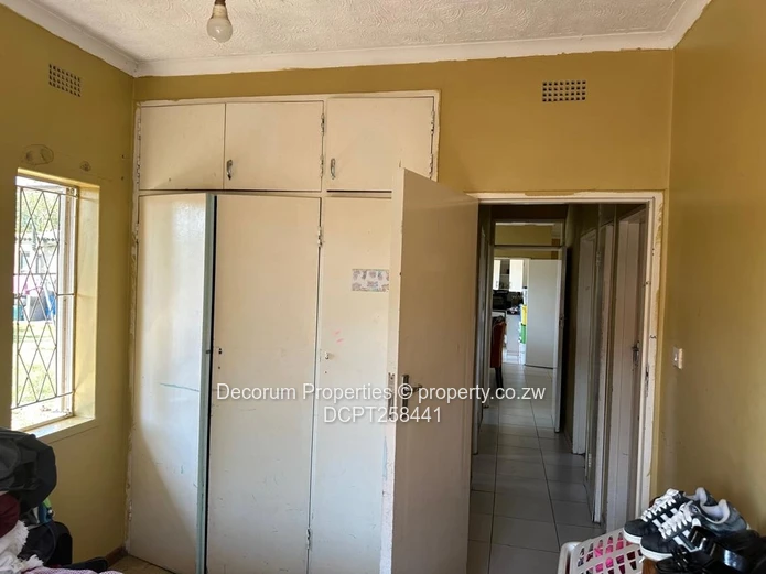 3BR Ashdown Park Bungalow — Verandah, Driveway & Flatlet