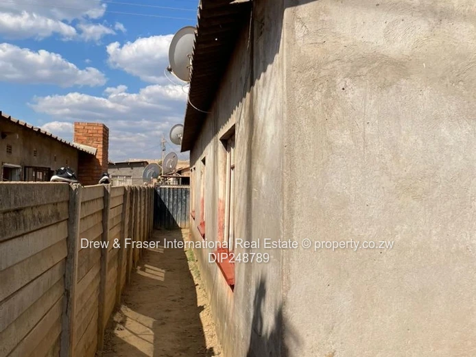 4-Bed House in Kadoma — Walled, Verandah & Fireplace
