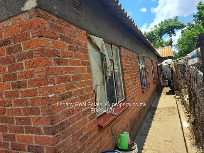 Budiriro 4 – 6-Bedroom Fixer-Upper for Sale