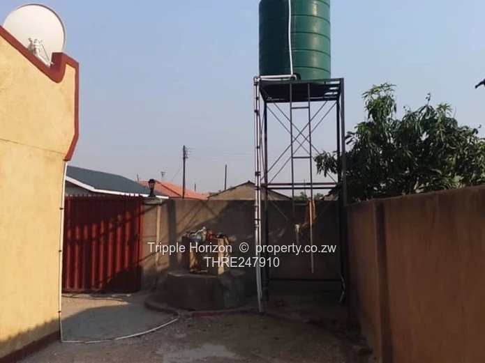 4-Bed Family Home with Veranda & Water Tank - Chitungwiza
