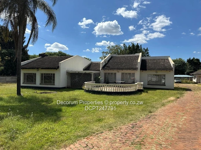 Spacious 5-Bed Home  in Bluff Hill