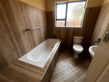 3 Bedroom Flat & Apartment