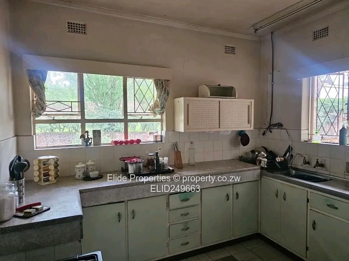 Spacious 3-Bed Avondale Home on 3291m² with Pool & Borehole