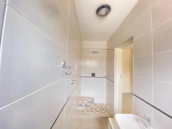 4 Bedroom Flat & Apartment