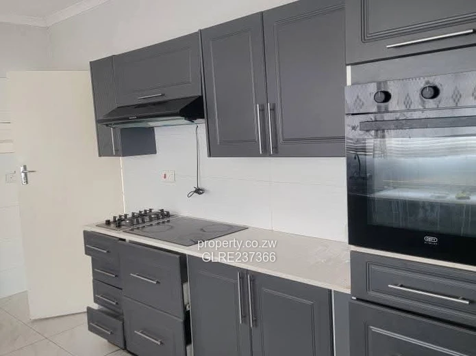 NEW BLUFFHILL ,WESTGATE Neat n spacious 3beds FULLHOUSE To Let