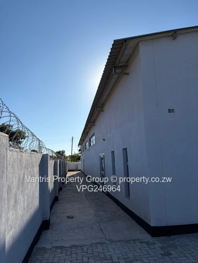 Marondera: Secure 1,000m² High-Ceiling Warehouse