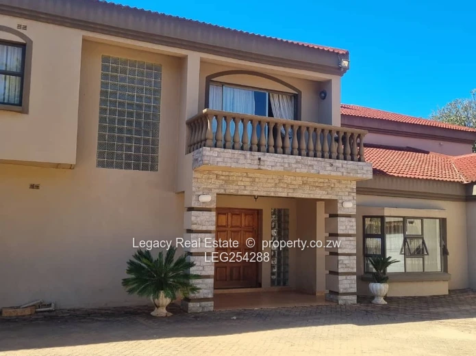 Borrowdale: Grand 9-Bed Residence on 4000m² with Borehole