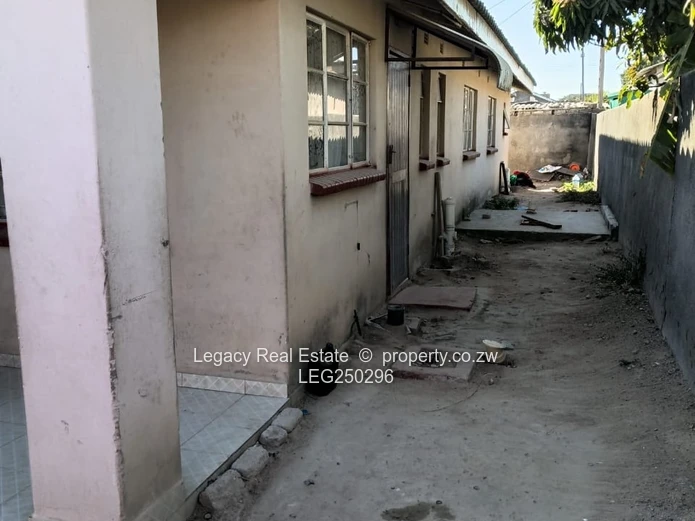 6-Bed, 1-Bath Home in Chitungwiza with Tiled Lounge