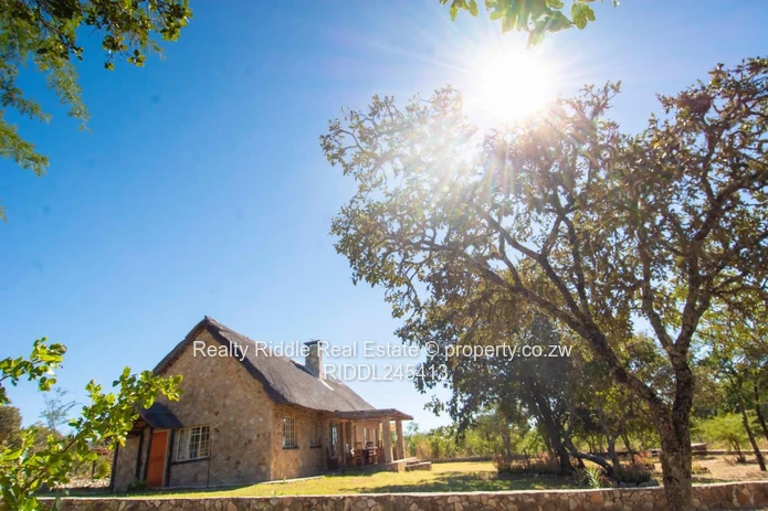 Nyanga Thatched Stone Lodge — Fireplace, AC & Wi-Fi