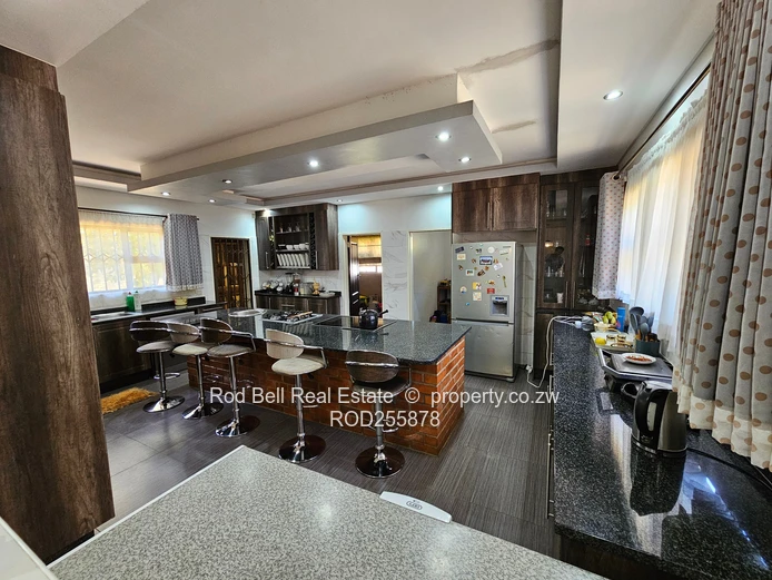 Large 5-bedroom family home with cottage