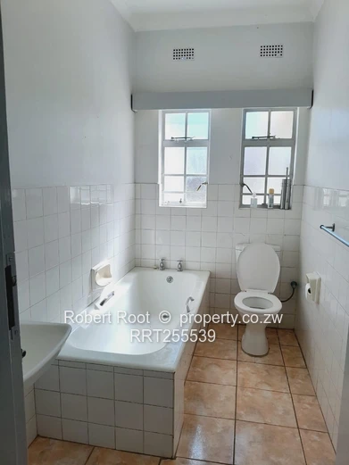 4 Neat Bedroom House with a Swimming Pool for Rent in Sentosa