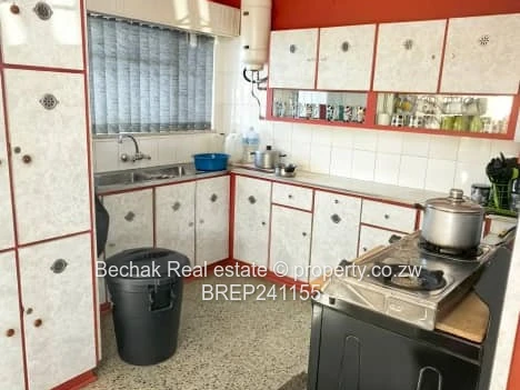 Spacious 4-Bed Home on 1500m² with Flatlet — Northlea