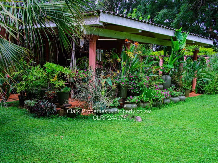 Multi-Dwelling Estate, Investor's Opportunity!