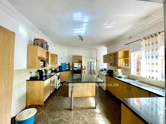 Norton Nharira Views Mansion with great potential for commercial use!!!