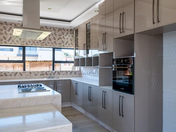 5 Bedroom Flat & Apartment