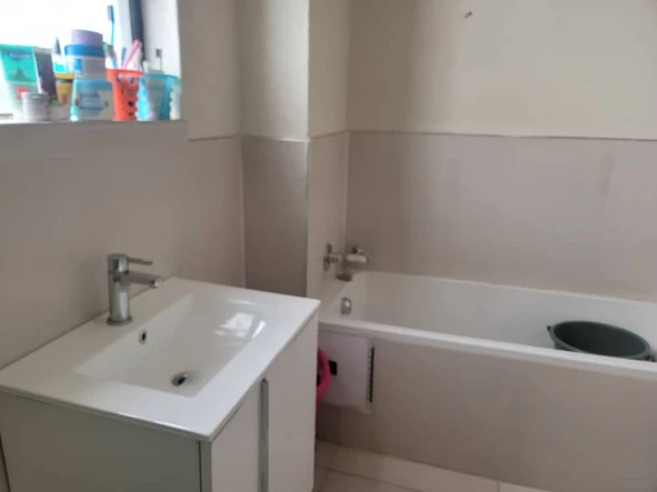 2 Bedroom Flat & Apartment