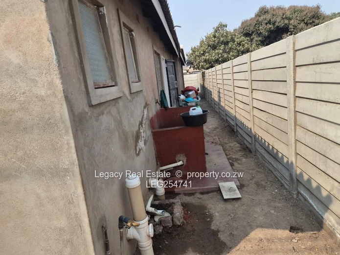 7-Bed Budiriro: Borehole, Gated Yard & Open Lounge (Sole Mandate)