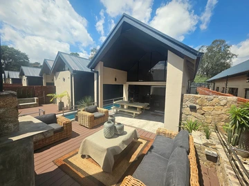 Stunning Modern 4-Bedroom Townhouse with Splash Pool