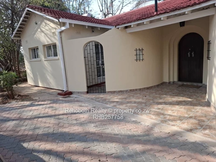 Spacious 4-Bed Home in Greystone Park — 4000m², Borehole