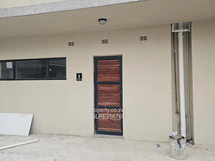Modern 2-Bed Flat with Fitted Kitchen & Borehole