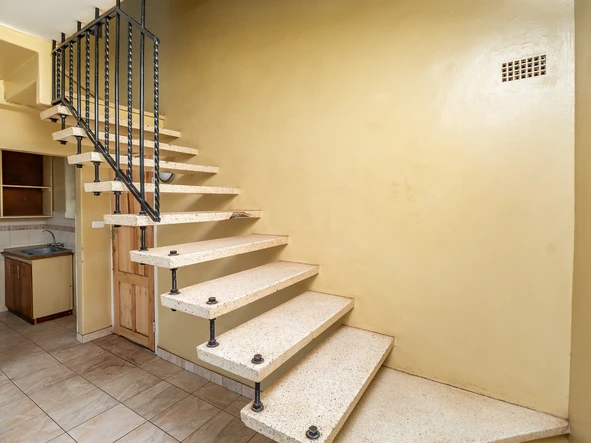 2 Bedroom Flat & Apartment