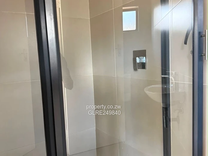 Mount Pleasant: Modern 3-Bed Flat, Open-Plan & Borehole