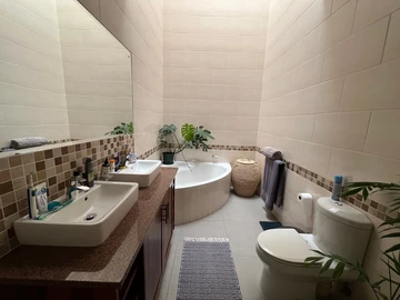 3 Bedroom Flat & Apartment