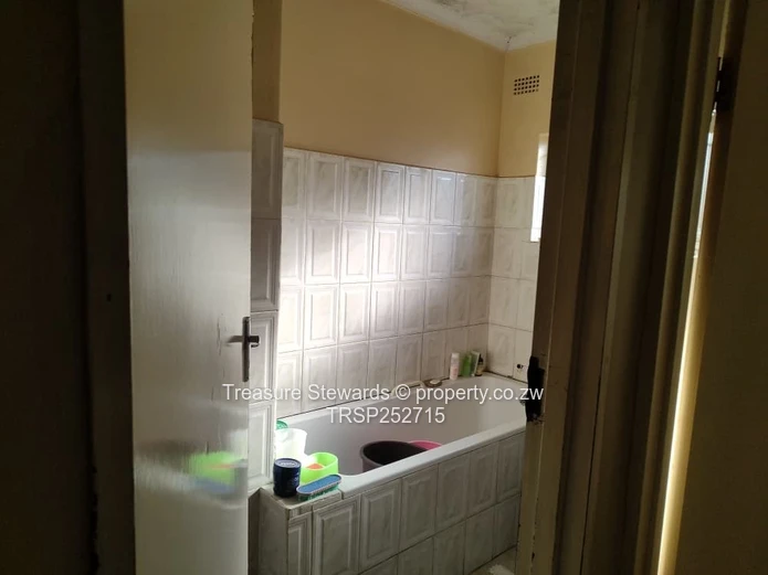 3-Bed Flat in Waterfalls — Walled Yard, Fitted Kitchen & Solar