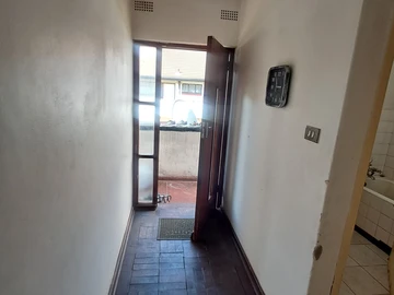 2 Bedroom Flat & Apartment