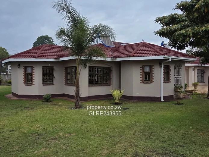 Milton Park: Spacious 3-Bed Home, Tiled Living & Borehole