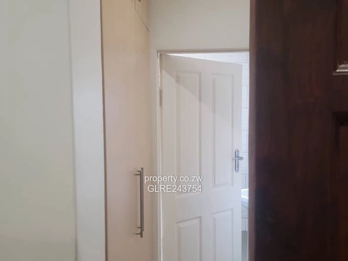 Elegant 6-Bed Pomona Home on 1900 m2 with Borehole