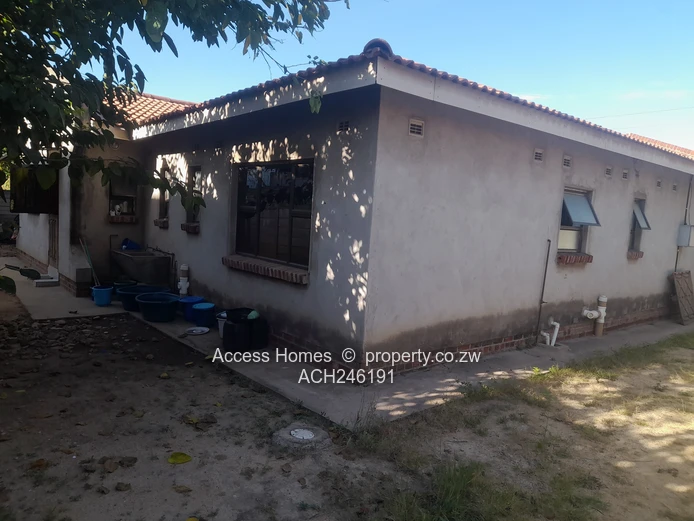 Lochinvar near Southerton Zuva Garage  (Sole Mandate)