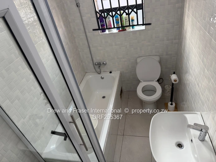 Modern 4-Bed Gated Home with Borehole & Solar Geysers, Mabvazuva