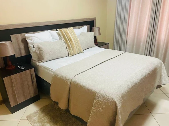 2 Bedroom Flat & Apartment