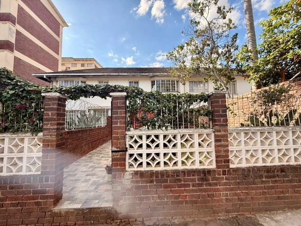 2 Bedroom Flat & Apartment