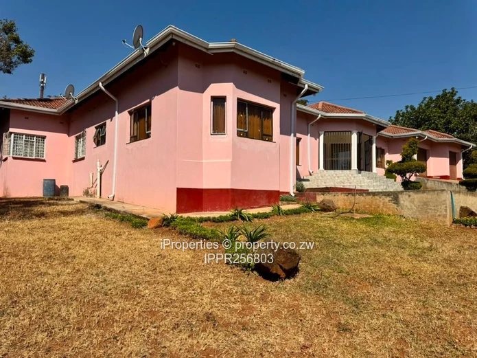 Quinnington 5-Bed Home: Double Garage, Borehole on 2056m²