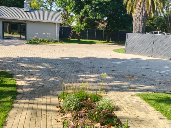 2 Bedroom Flat & Apartment