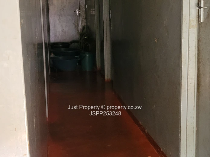 5 bedroomed house with 2 bedroom cottage 
