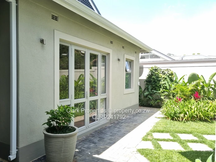 Refined Off-Grid Living in an Exclusive, Upmarket Complex!