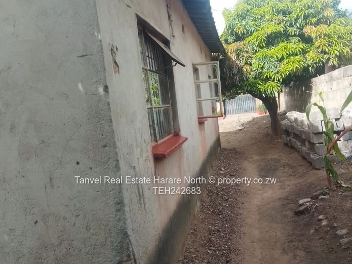 Budiriro 1 Core-house on 300sqm with 5 rooms .deeds