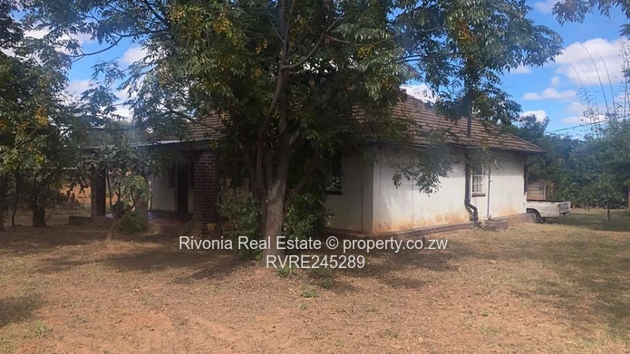 Walled 3-Bed Home with Spacious Garden  (4300m²) – Waterfalls Park town