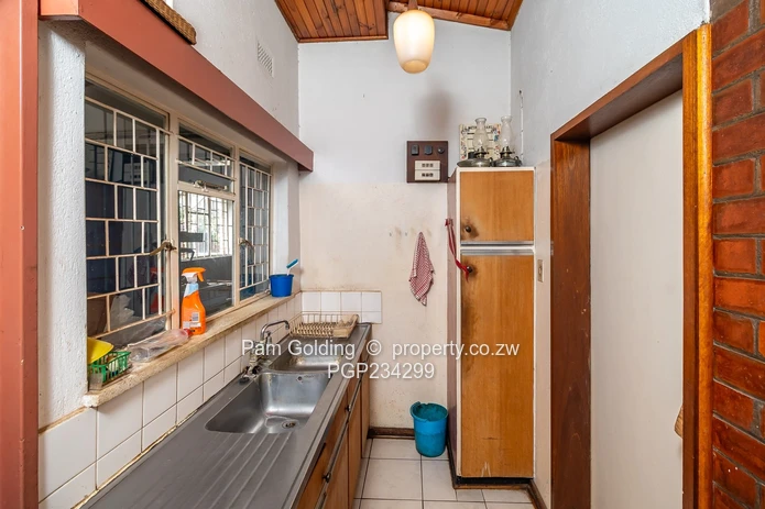 Spacious Family Home on Prime Rolf Valley Acreage (Sole Mandate)