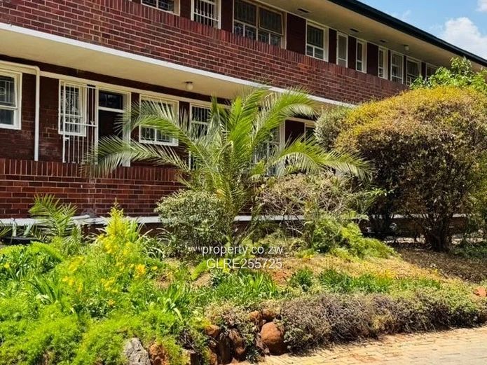 Red-Brick 2-Bed Avondale Flat — Garden & Covered Parking